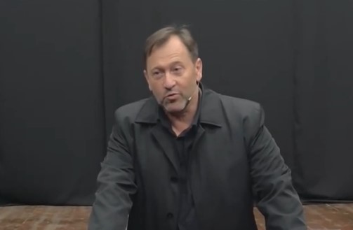 На просмотре спектакля "Сон или картинки в цветах" в постановке руководителя Русского театра Ингушетии